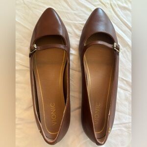 Brand NEW, Vionic Women’s flats. Rich brown color. Strap detail with gold buckle